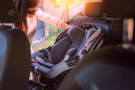 Infografic: Cum se instalează corect un scaun auto pentru copii, cu pași simpli