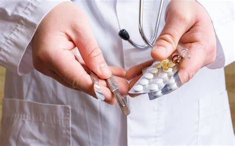 Grafic: comparație între avort medicamentos și chirurgical, avantaje și riscuri