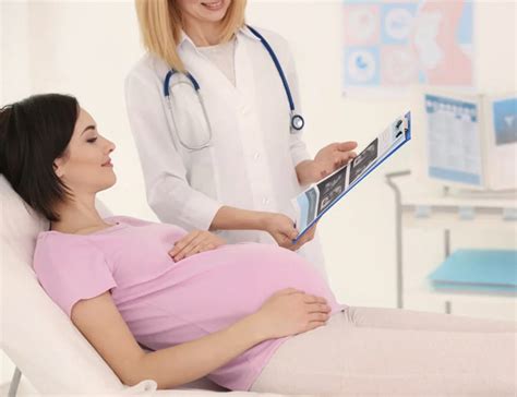 Femei care se sprijină reciproc în perioada post natală