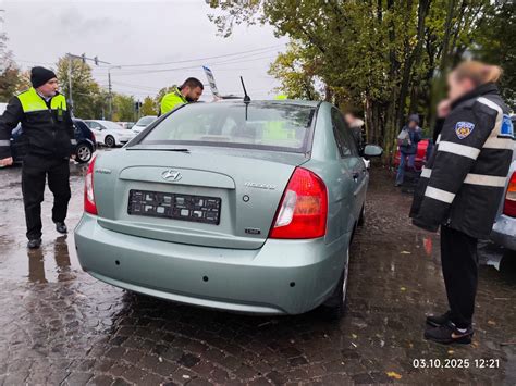 Bebeluș fericit stând în șezut