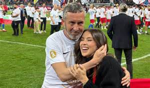 Ilustrație cu un bebeluș speriat în pătuțul său