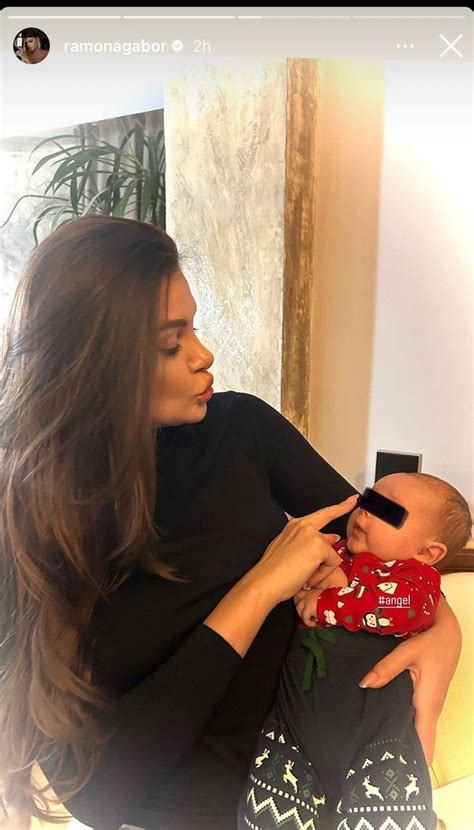 mama care se plimbă cu bebelușul în brațe, hrănindu-l cu biberonul