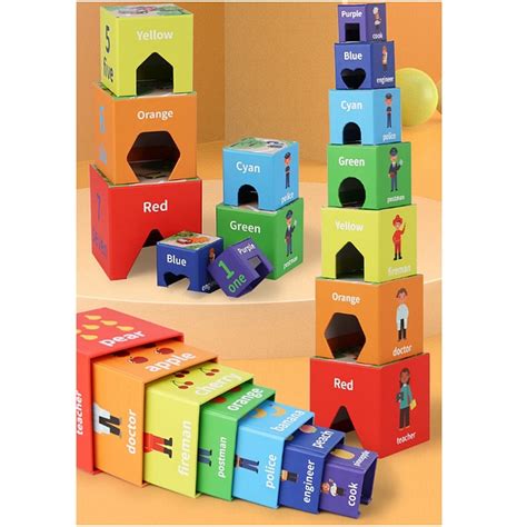 copil jucându-se cu cuburi