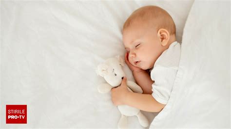 Bebeluș legănat în brațe