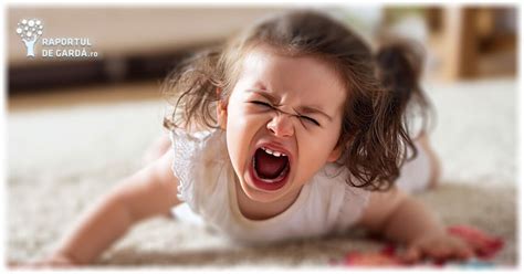 Părinte calmând un copil în timpul unui tantrum