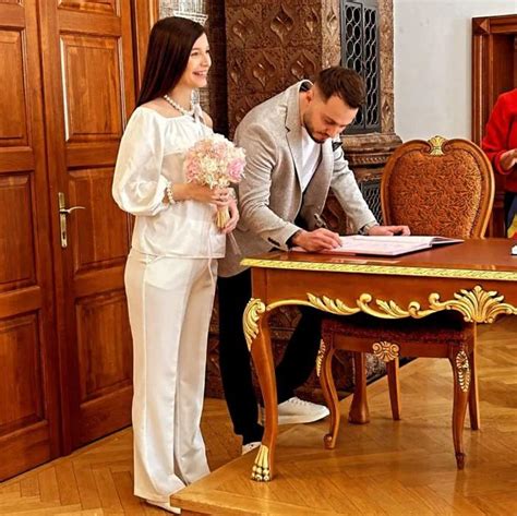 Fotografie cu concurenții emisiunii Mireasă pentru fiul meu interacționând în casă