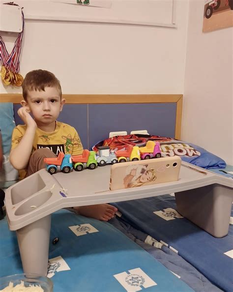 Copil care pare obosit și irascibil