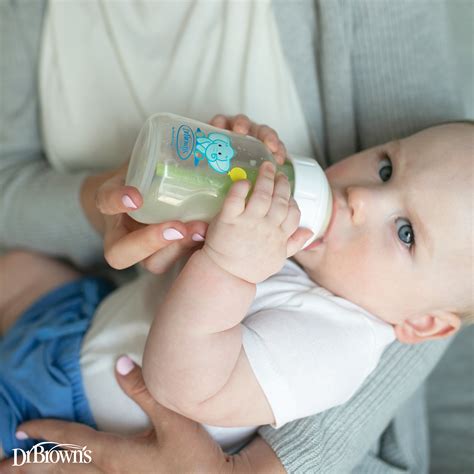 bebeluș hrănit cu biberonul