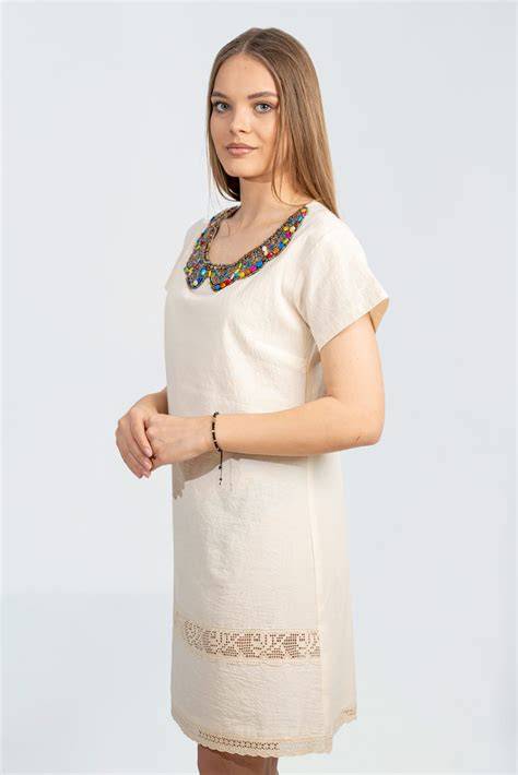 Rochie din bumbac cu mărgele - detaliu de broderie și accesorii