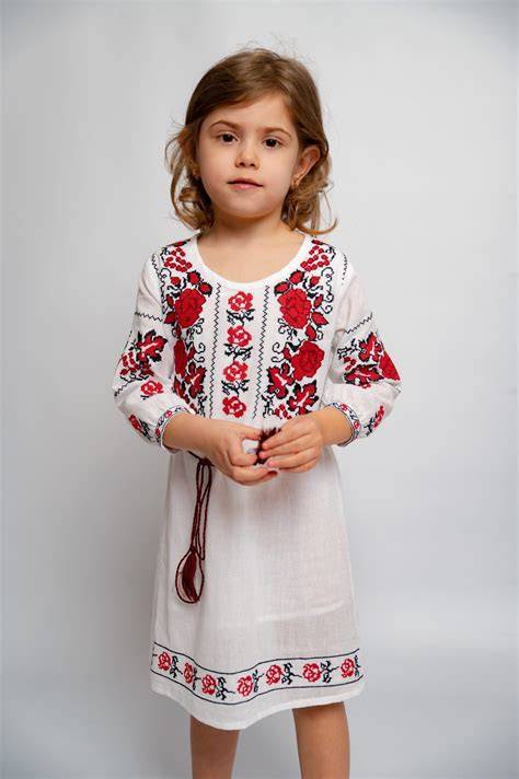 Rochii bebe cu motive traditionale - ilustrație cu ie albă, broderie roșie