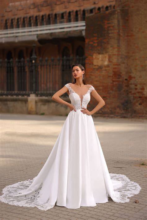 Imagine: rochie prințesă aerisită în fotografie de showroom