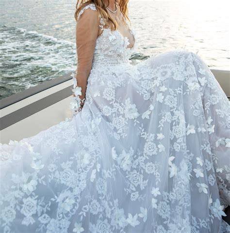 Iconografie: broderii 3D și nuanțe blush pe rochie prințesă