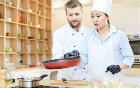 Ajutor de bucătar pregătind ingredientele