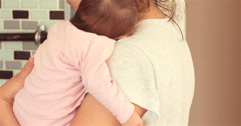 Bebeluș plângând în brațele mamei