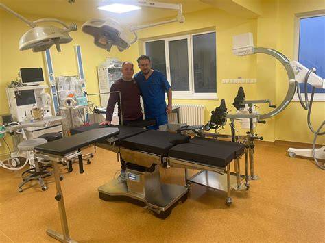Imaginea unei echipe de chirurgie pediatrică în activitate, cu săli moderne și echipamente avansate