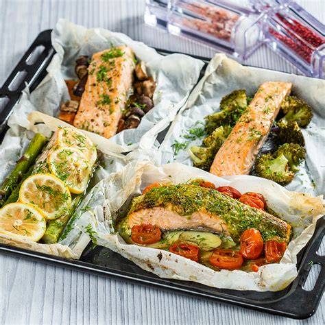 Somon și legume, ambalate în hârtie de copt pentru gătit la cuptor