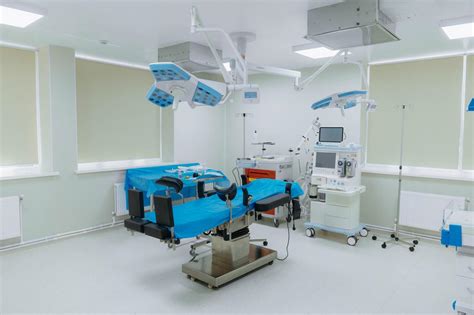 Echipament medical modern în sala de operație