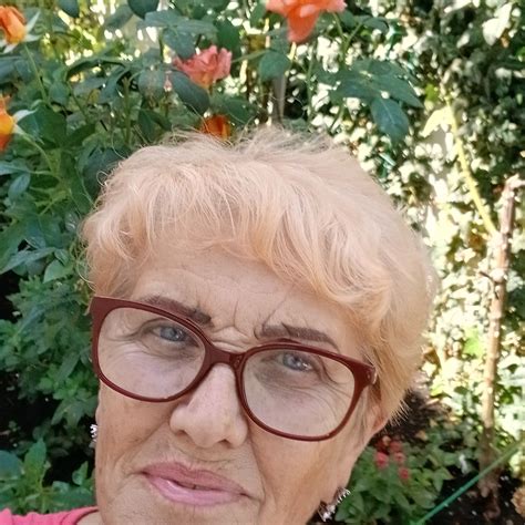 Imagine cu un părinte și un bebeluș în poziția față în față, interacționând.