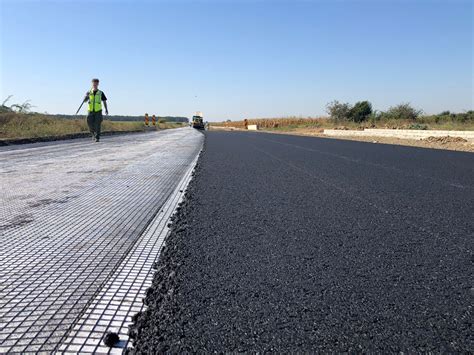 Diagrama distribuției tensiunilor într-un strat de asfalt consolidat cu geogrilă