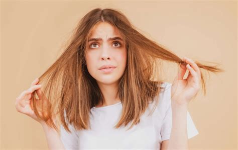 Femeie tundându-și părul pubian