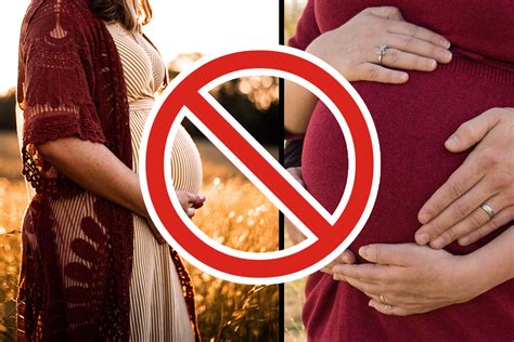 Femeie însărcinată aplicând cremă pe burtă