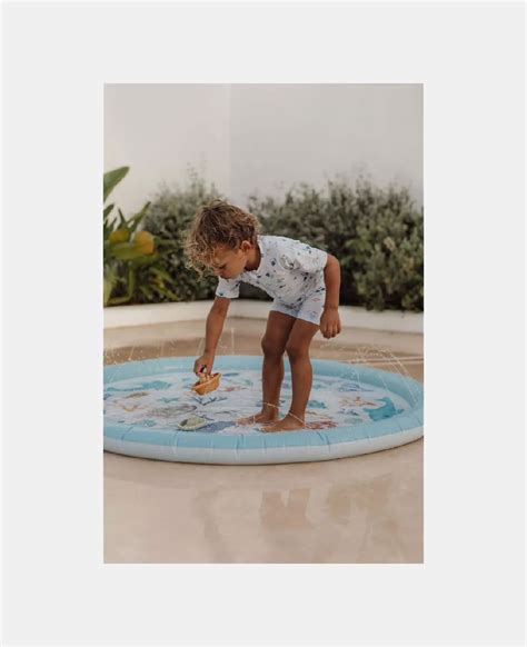 Piscină gonflabilă cu aspersoare Little Dutch în grădină - exemplu de produs premium