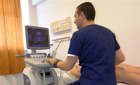 Imagine cu un medic ginecolog examinând o pacientă