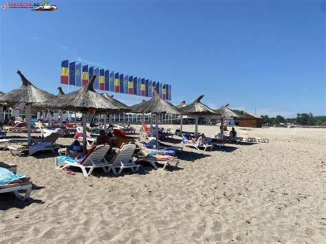 Plaja La Steaguri, nisip fin și spații pentru copii.