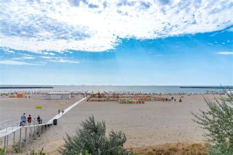Plaja Eforie Sud cu nisip fin și intrare lină în apă.