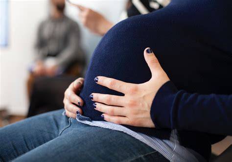 Infografic: mecanismele edemului în sarcină și impactul asupra mâinilor