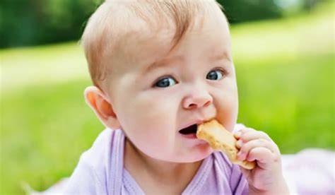 Infografie: Zilele tipice de mese pentru bebeluși (3-4 mese principale + 1-2 gustări) cu 4 grupe alimentare la fiecare masă