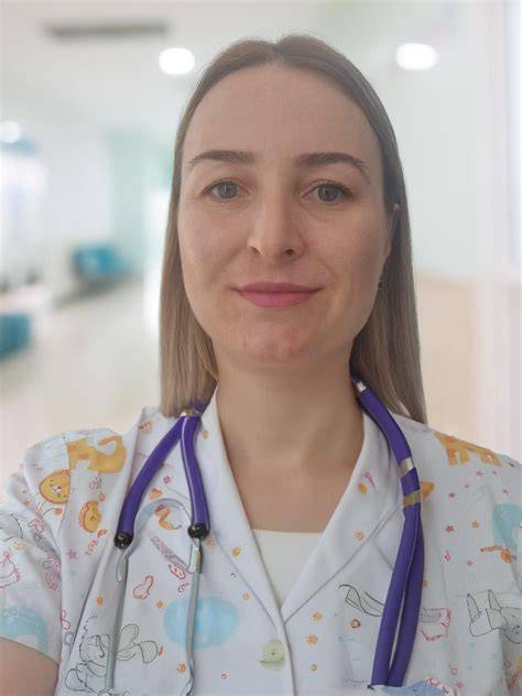 portret doctor pediatru consultație