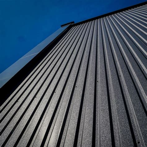 Exemplu de placare de fațadă din tablă titan-zinc