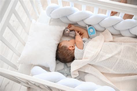 Bebeluș dormind în pătuț