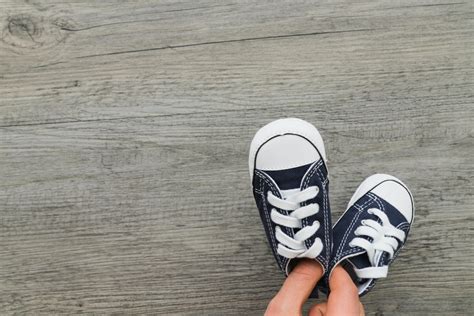 Infografic: avantajele pantofilor barefoot pentru copii (talpă flexibilă, vârf lat, zero drop)