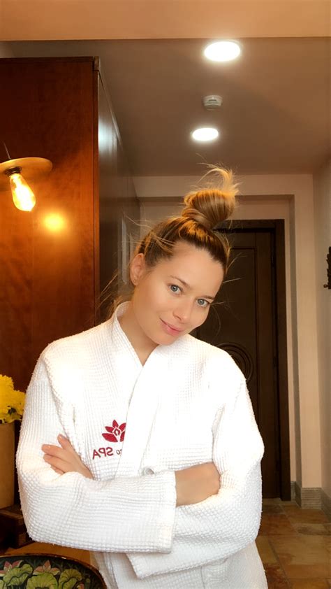 Laura Cosoi radiind de fericire in timpul sarcinii