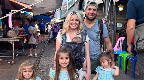 Familia Laurei Cosoi relaxandu-se pe o plaja din Thailanda