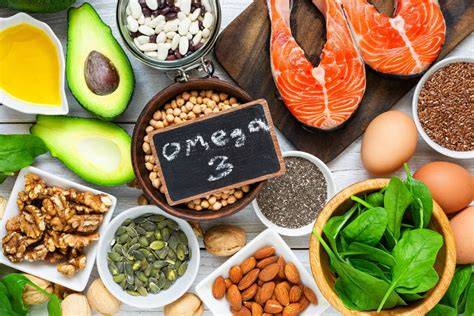 Imaginea: surse de Omega-3 în alimentație - exemple de peste gras, nuci, semințe