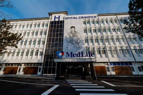 Foto cu cladirea Clinicii MedLife Craiova si sala de asteptare