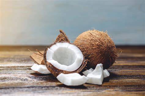 Infografic: Composición nutrițională a nucii de cocos și principalele componente ale uleiului, laptele și apa de cocos