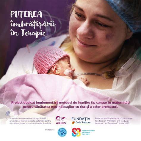Îngrijire cangur: mama ținând nou-născutul prematur piele-pe-piele