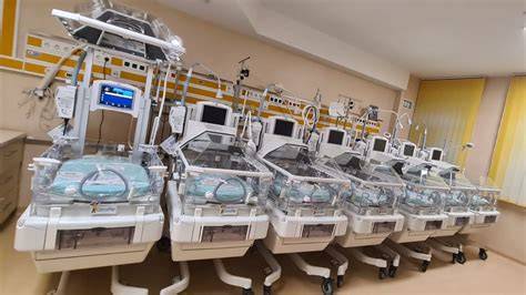 Imaginea unei Unități de Terapie Intensivă Neonatală dotate cu incubatoare moderne