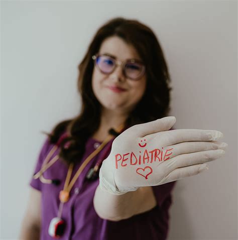 Infografic: Elemente necesare pe ecusonul unui medic pediatru
