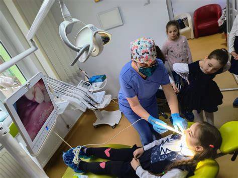 Imagine: Portret profesional al doamnei doctor Rodica Lupu în cabinetul pediatrului