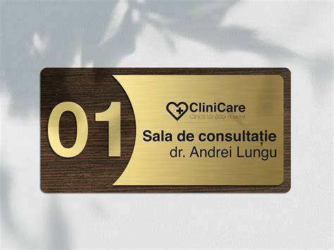 Tag img: Receptie modernă a unei clinici medicale, cu mobilier modular și iluminare caldă