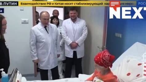 Elsa împreună cu copiii după naștere în salonul de spital