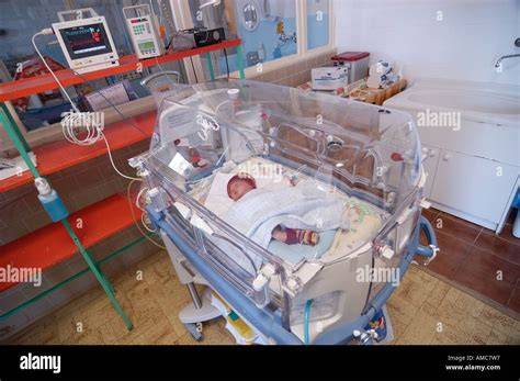 Imagine ilustrativ incubator neonatal in spital