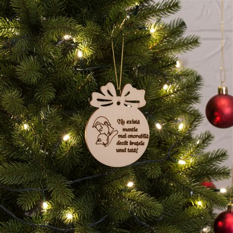 Decoruri personalizate pentru brad: globuri cu text și nume de bebeluș