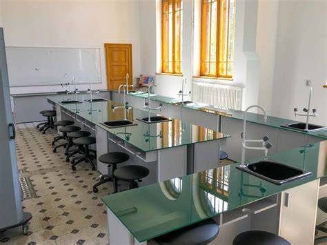 Imagine: sala de consultatii si laboratorul unei clinici private din Hunedoara, cu echipamente moderne