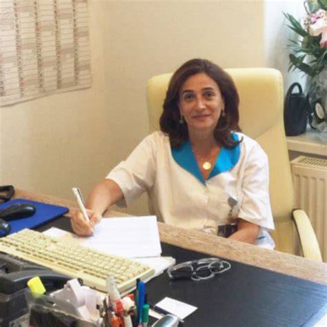 Infografic: traseu profesional al Dr. Zaharie Gabriela, de la pregătire la poziția de șef al Catedrei de Neonatologie